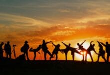 في الصورة، يظهر مشهد اجتماعي يعبر عن ظاهرة الاستقطاب الاجتماعي. يمكن رؤية مجموعتين أو أكثر من الأفراد، كل مجموعة تتجمع على حدة، وتعكس تبايناً واضحاً في الآراء أو المواقف أو الخلفيات. الألوان والخلفيات المختلفة لكل مجموعة تبرز الفجوة الموجودة بين هذه المجموعات الاجتماعية، مما يسلط الضوء على التحديات التي تواجه المجتمع في سبيل تحقيق التفاهم والانسجام بين مختلف أفراده