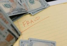 توضح هذه الصورة المخاطر المرتبطة بالتسويق الهرمي، حيث يُعتبر نموذجًا يعتمد على تجنيد أفراد جدد بدلاً من التركيز على بيع المنتجات.