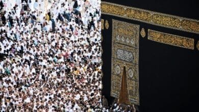 مشهد رائع للحجاج وهم يتجمعون حول الكعبة المشرفة في انتظار فتح بابها للدخول والعبادة داخل هذا المكان المقدس.