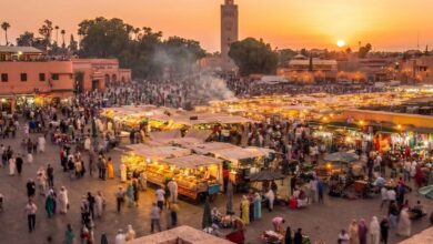 مشهد بانورامي لساحة جامع الفناء النابضة بالحياة في مراكش عند الغروب