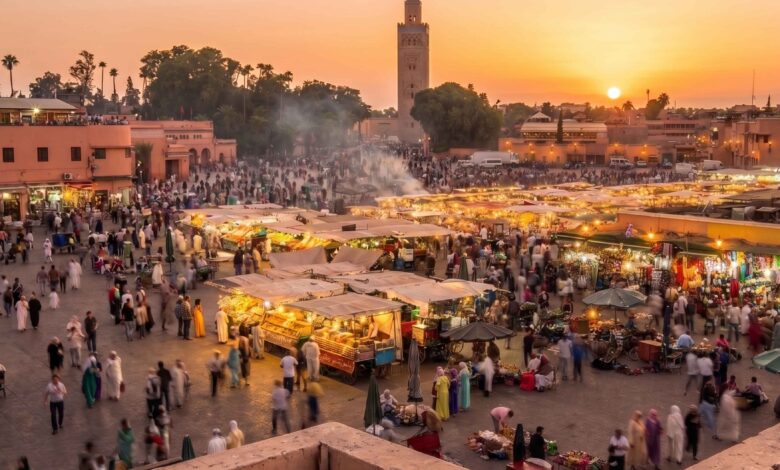 مشهد بانورامي لساحة جامع الفناء النابضة بالحياة في مراكش عند الغروب